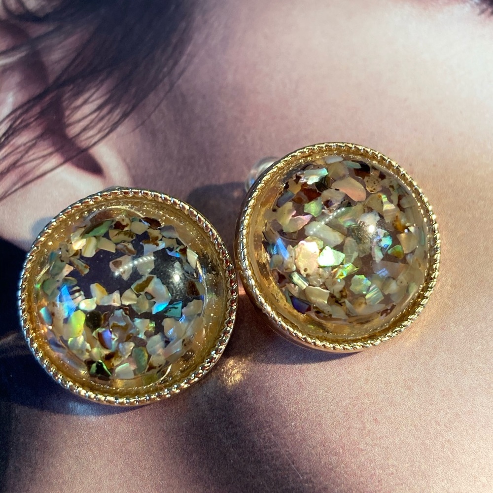 Clear Shell Round Stud Earrings - Picture 2 of 4